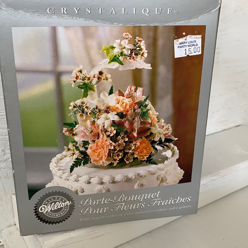 Wilton fresh flower holder for on a cake.
